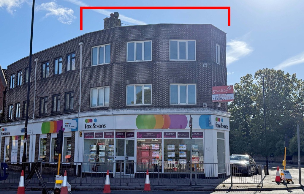 Lot: 84 - FREEHOLD INVESTMENT WITH UPPER FLOORS FOR DEVELOPMENT - Front view of the building from the road